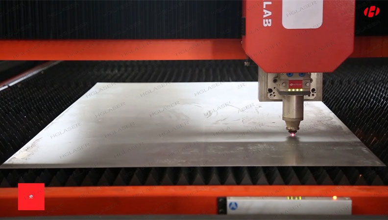 床身為整體焊接結(jié)構(gòu)，橫梁為鑄鋁件，均經(jīng)多次時效處理，動態(tài)響應(yīng)好。